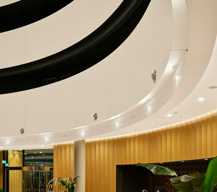Lobby de hotel boutique moderno y elegante