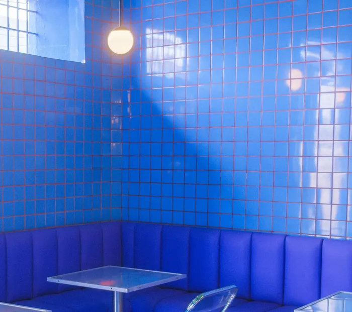 Restaurante moderno con diseño de interiores cuidado