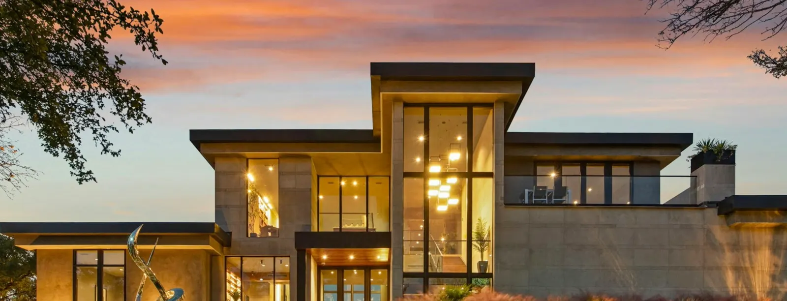 Vivienda moderna de lujo iluminada al atardecer, con eficiencia energética inteligente