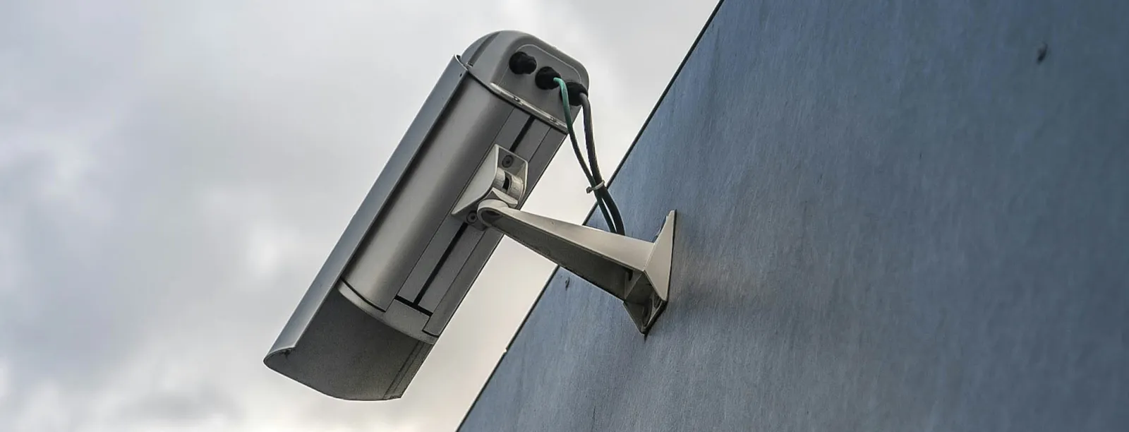 Sistema de seguridad inteligente protegiendo una vivienda