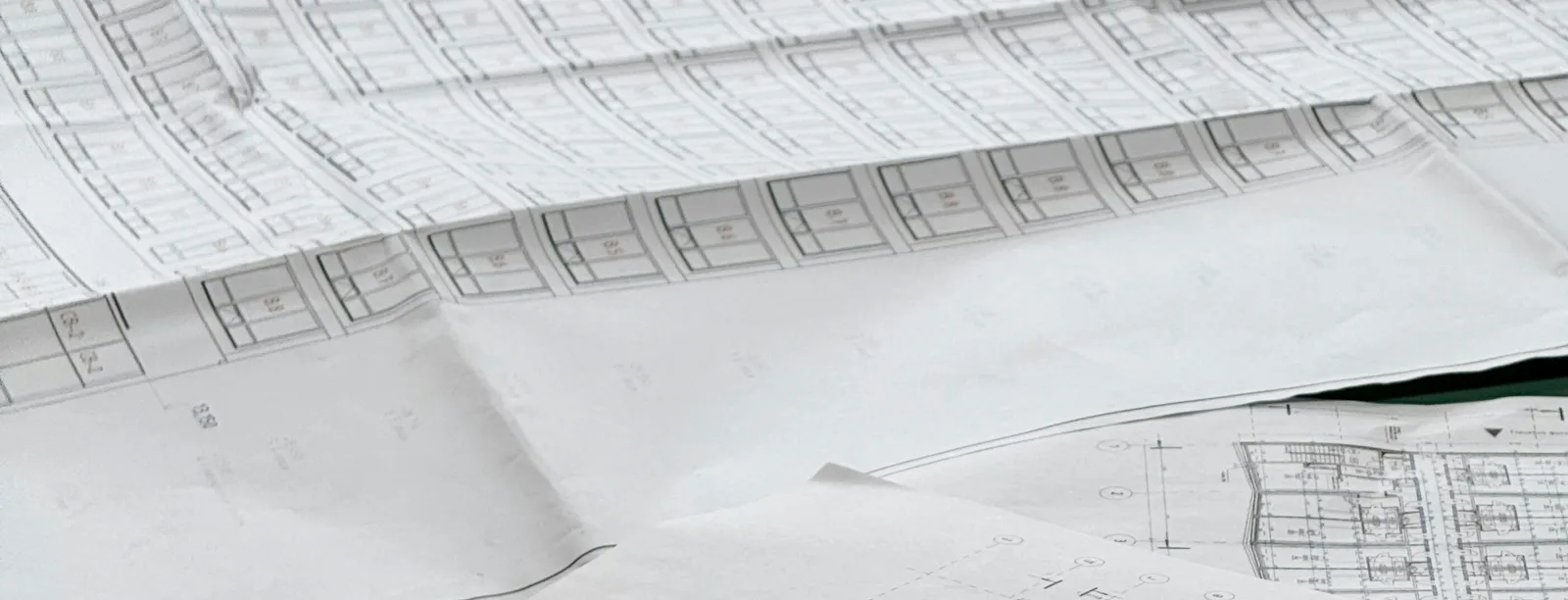 Planos arquitectónicos extendidos, detalle de precisión y planificación