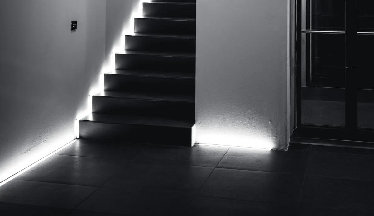 Escalera contemporánea minimalista iluminada con precisión