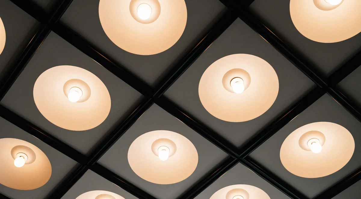 Detalle geométrico de iluminación arquitectónica empotrada