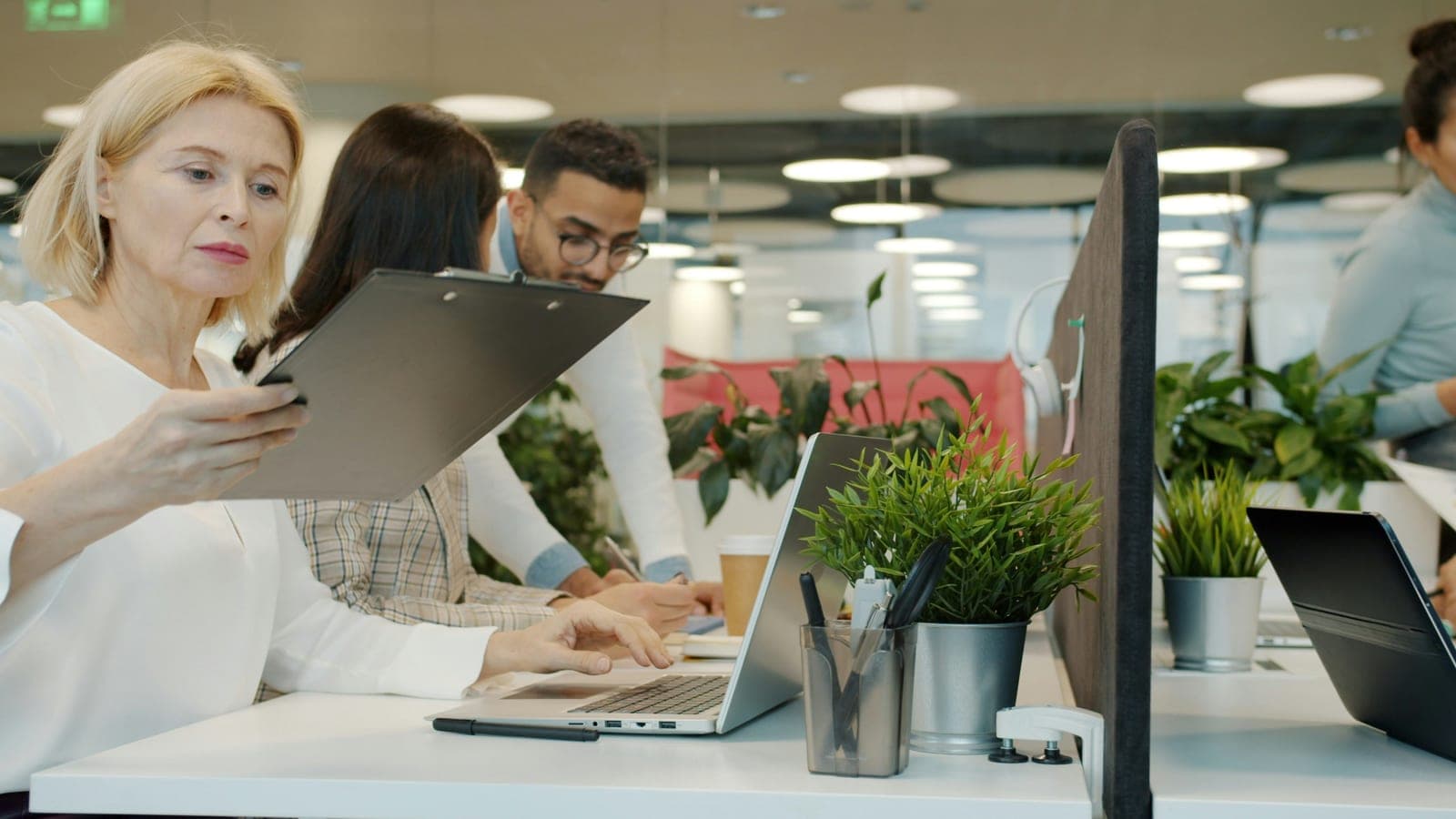 Equipo profesional colaborando en la planificación de un proyecto