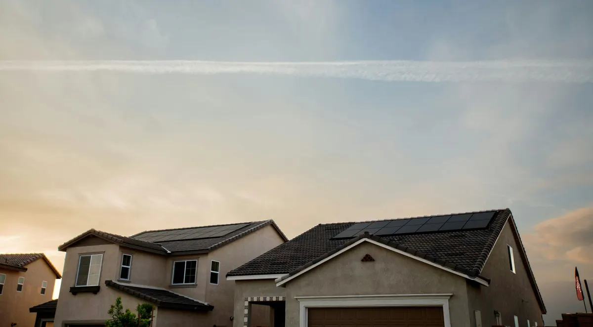 Viviendas con paneles solares integrados como parte de un ecosistema energético
