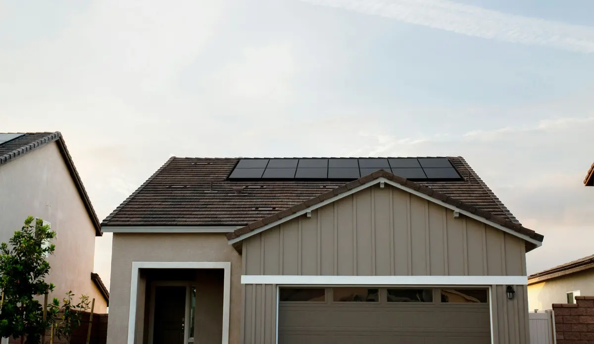 Vivienda moderna con paneles solares instalados en el techo